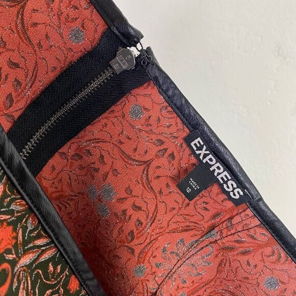 Express Black & Red Floral Tapestry Notched Leather Trim Mini Skirt Size 12 - Picture 4 of 5